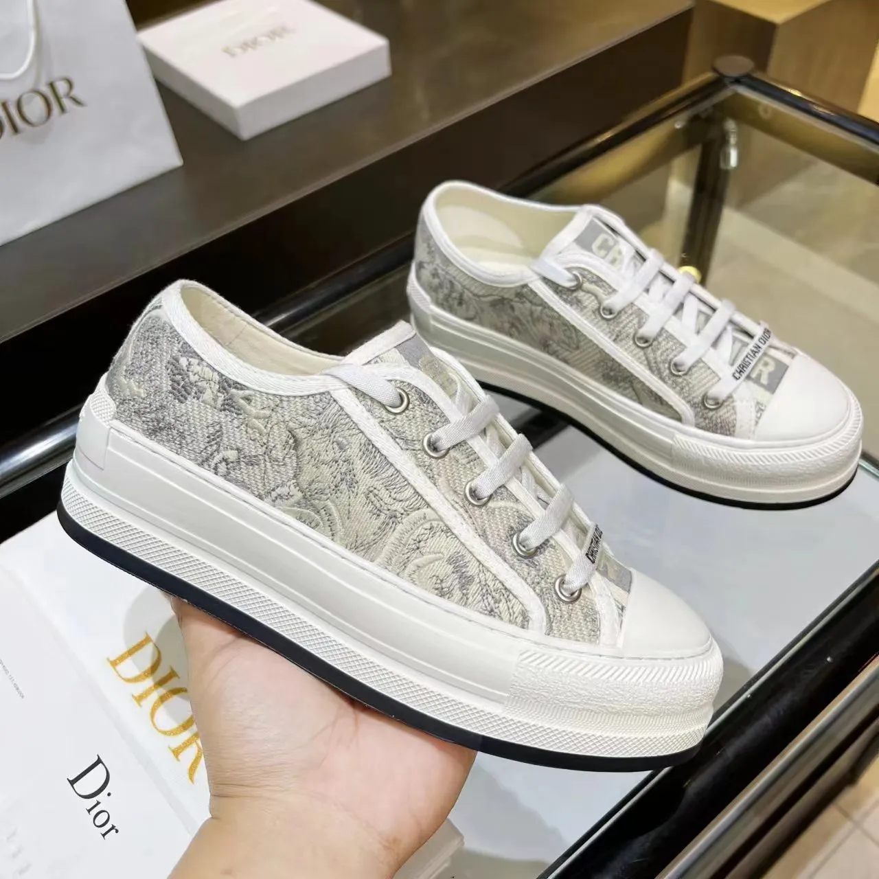 👟👟Ex-factory price 520👟👟 Walk‘n’Dior embroidered mid-top casual shoes are new in 2025. On the fashion stage, Dior embroidered shoes are the well-deserved protagonist. Delicate stitching is used on the upper, every stitch is devoted to the craftsman's efforts, and every thread is woven with artistic poetry. From complex floral patterns to smart geometric textures, embroidery is like the magic that gives shoes life, allowing them to show dynamic beauty even in static conditions.   Wearing Dior embroidered shoes feels like stepping into a dream world full of art. It is not only a pair of shoes, but also a walking piece of art that perfectly integrates fashion and culture. Whether you are strolling on the bustling city streets or attending important social occasions, Dior embroidered shoes can add unique charm to your style and become the focus of everyone's attention.   Choosing Dior embroidered shoes means choosing a persistent pursuit of quality and a unique understanding of fashion. Let it accompany you through every wonderful moment and leave your own fashion mark.  Material: Sheepskin lining, feet, silk cowhide, size 35-41, heel height 5cm